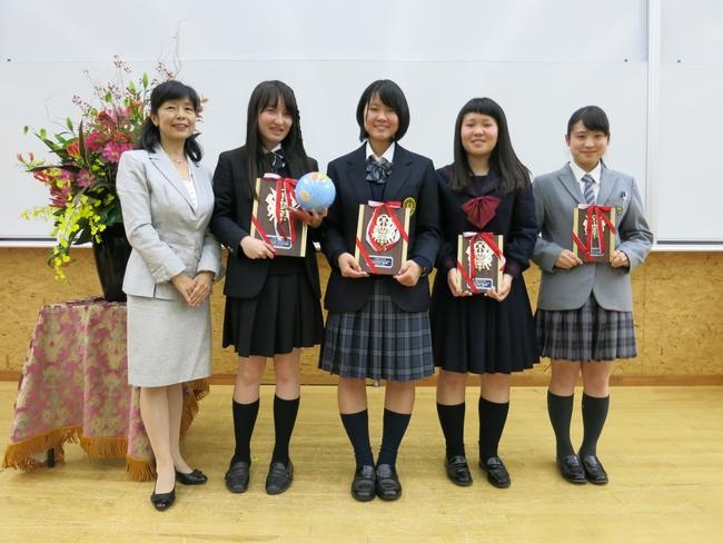 高校生の部 2016年度入賞者と小池要子埼玉県国際課長