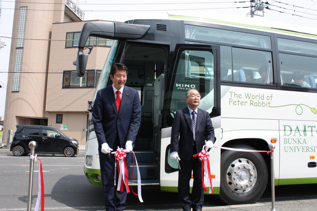 テープカットを行う平沢市議(左)と中村副学長
