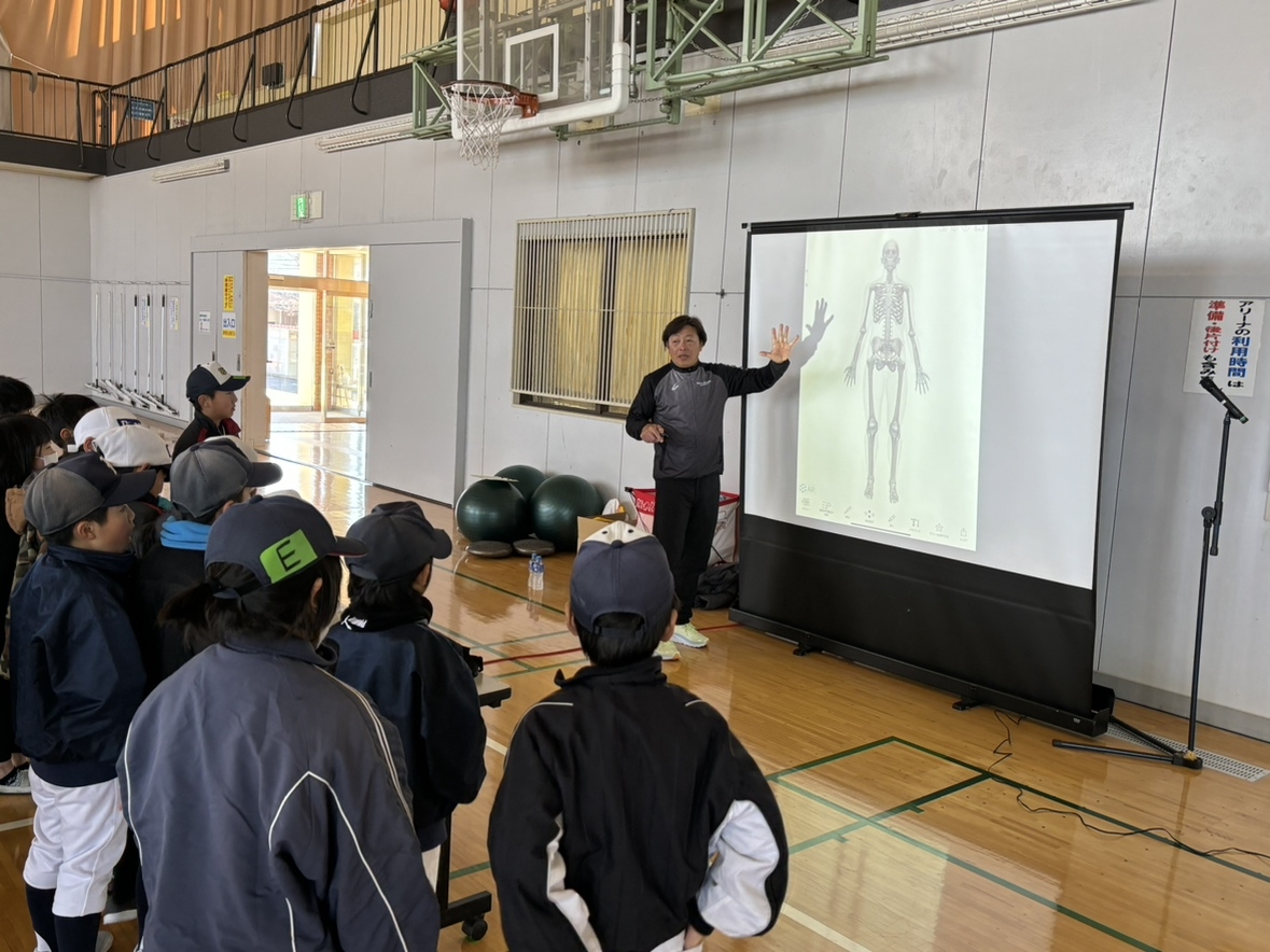 小学３年生以下に基礎運動の講習を行った只隈伸也教授