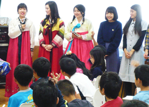 小学校訪問担当の柴野あかりさん(3年、写真左)