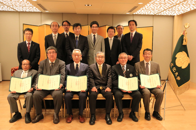 岡田宏二名誉教授(前列左から3人目)