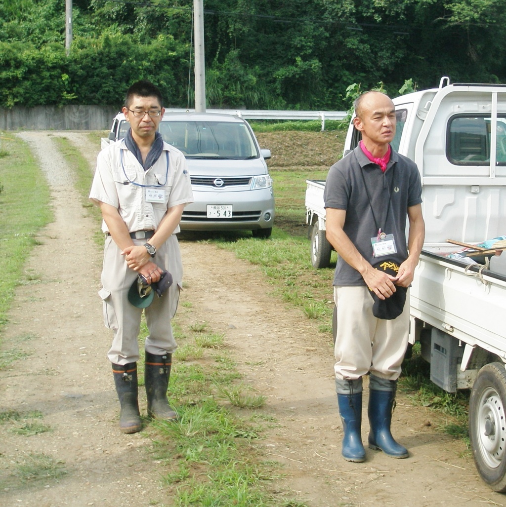 鳩山町役場の清水課長（右）と森田主幹（左）