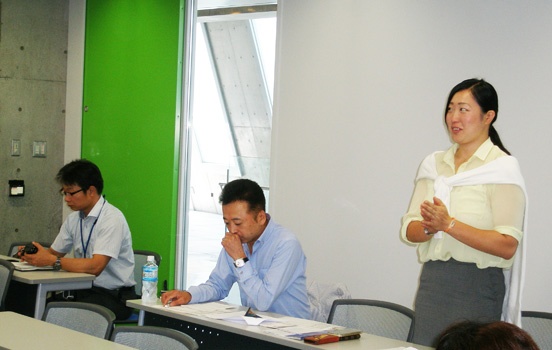 批評する高橋支店長（右）。左は、田ノ上氏