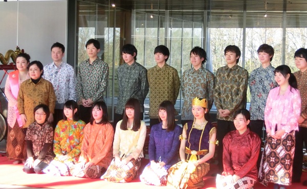 小迫直子先生（左から2人目）、助演の方々、学生の集合写真