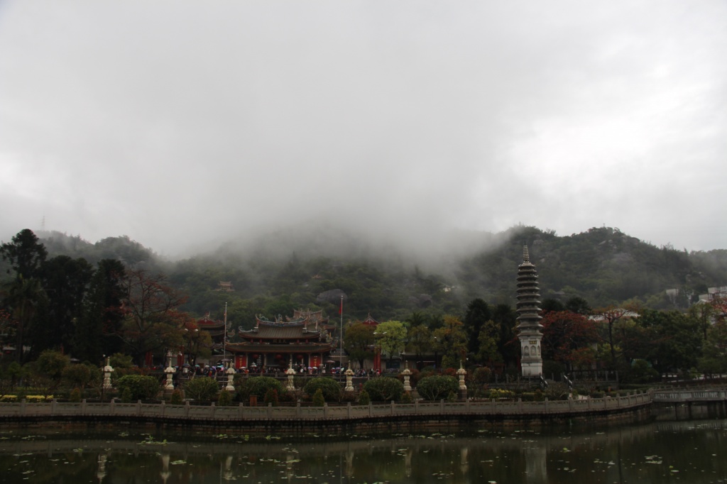 あいにくの雨（豪雨）でしたが，南普陀寺は水墨画のような風景になっていました。