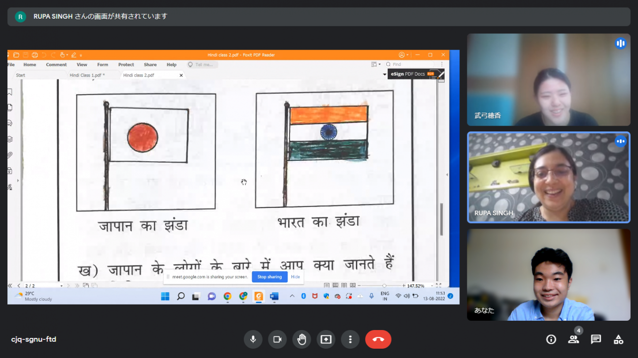 インドと日本の国旗を説明する様子