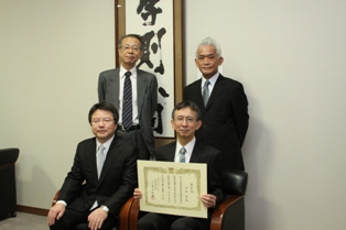 小松副学長(前列左)と倉橋さん(前列右)