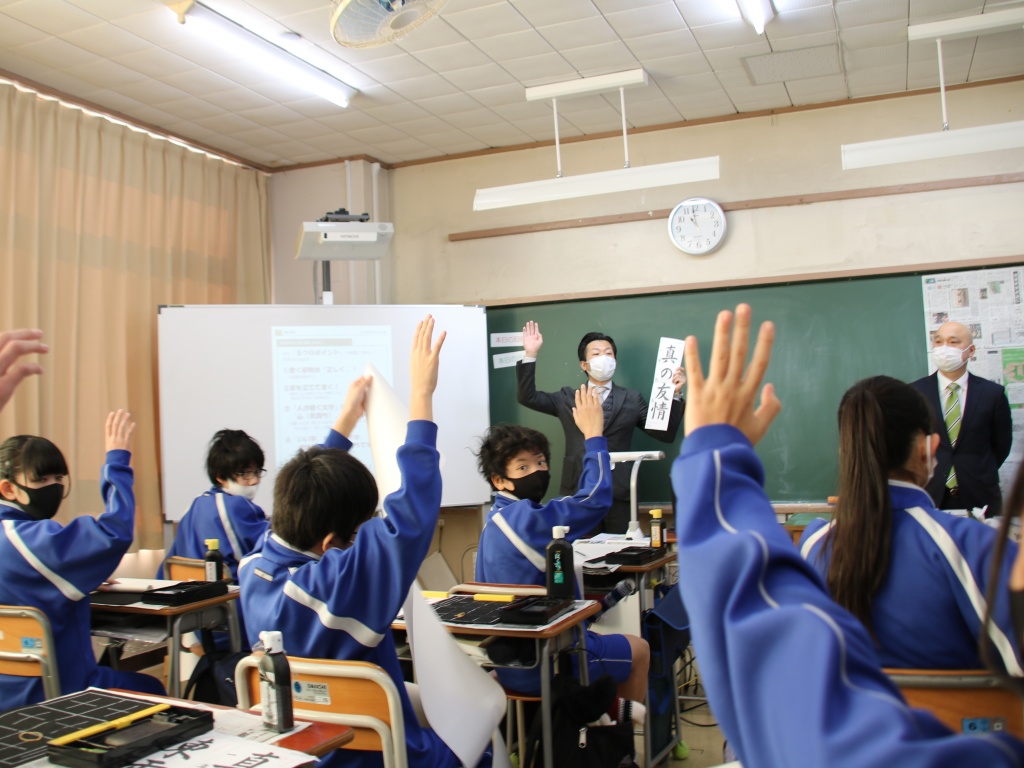 勢い良く挙手する生徒たち