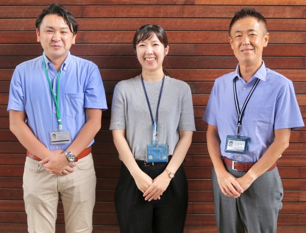 板橋キャンパスの編集委員の方々
（左から、利根川貴大さん（管理部管理課）、宮﨑未彩さん（100周年記念事業推進室）、中野泰彦さん（文学部事務室））
