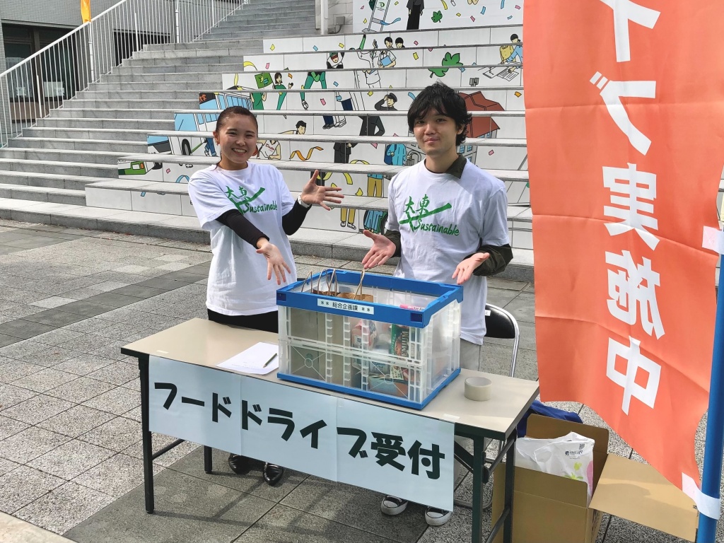 経営学部経営学科4年 石川琳菜さん(左)