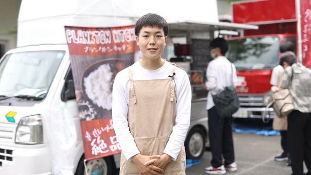 キッチンカー運営・在学生 岡嶋大河さん (経営学部経営学科2年生)

