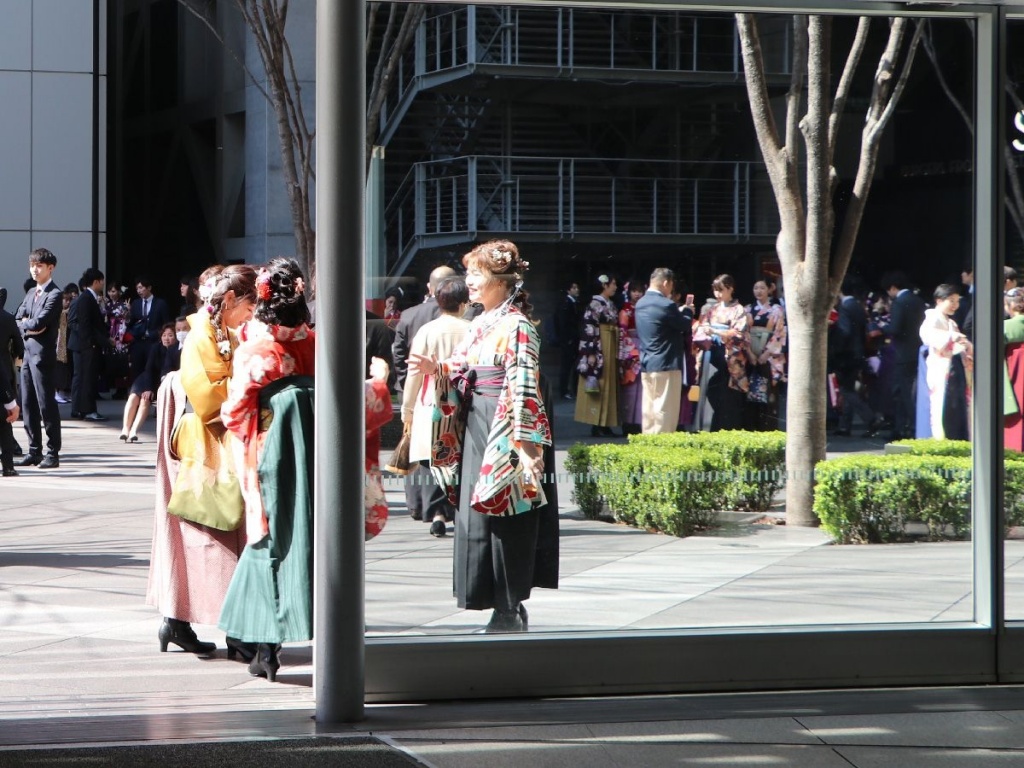 時間前になると会場周りには人が続々と集まってきました。