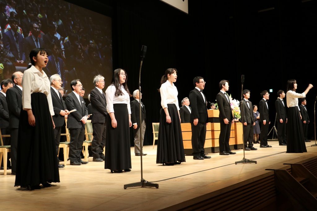 混声合唱団の皆さんによる、美しい歌声…こらえきれず涙です。