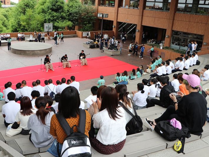キャンパス見学に来ていた高校生たちも観覧中!