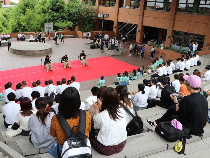 キャンパス見学に来ていた高校生たちも観覧中！