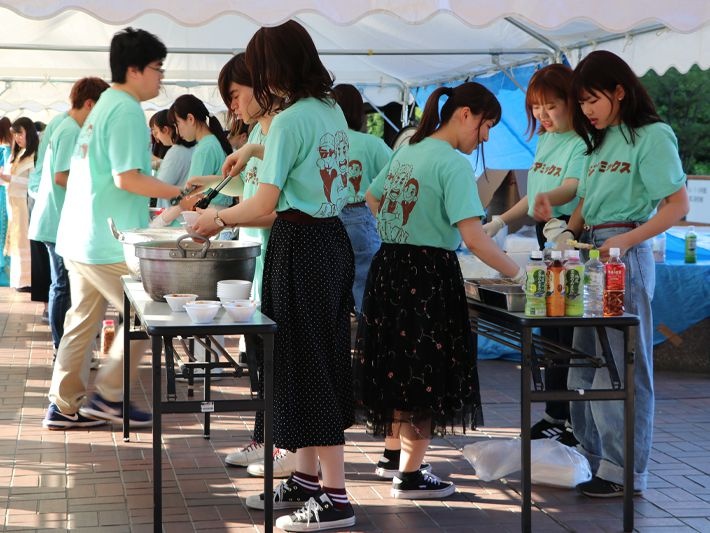 一年生も大活躍。全員で料理を作ります！