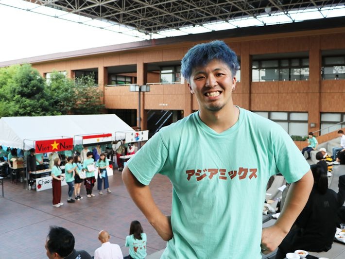 ターコイズブルーのTシャツと合わせて、髪もブルーに!盛り上げます!
