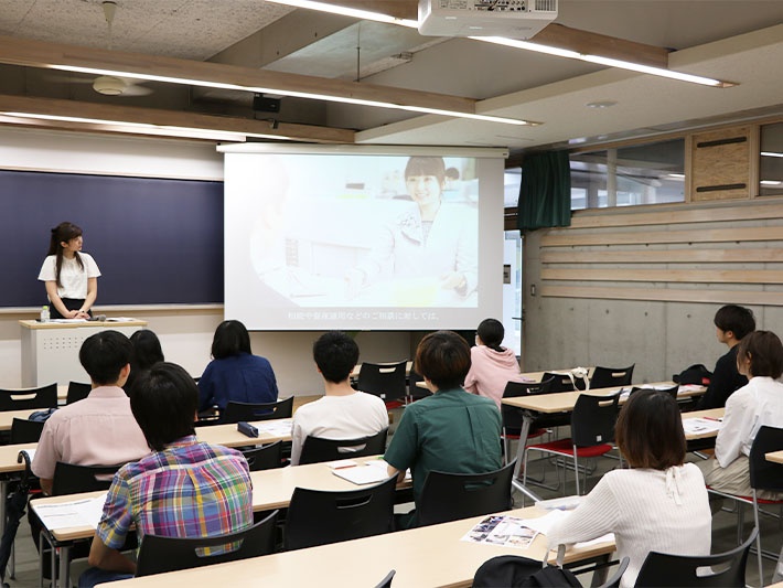 窓口業務の一日をムービーで説明。イメージが膨らみます。