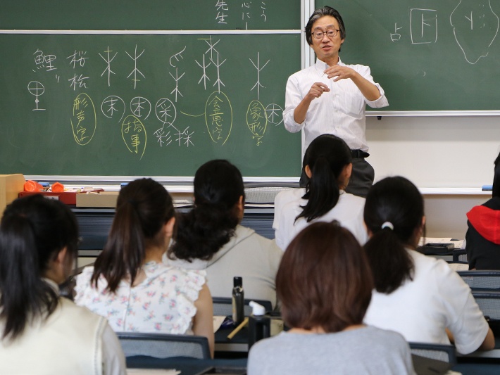 人体を表す文字の成り立ちに耳を傾ける参加者の皆さん。