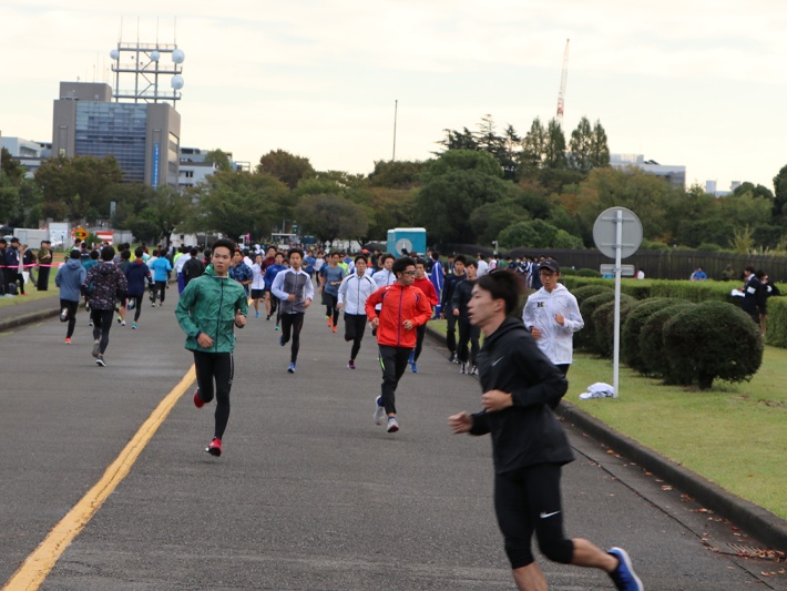 広々とした駐屯地。各校の選手が思い思いにウォーミングアップする