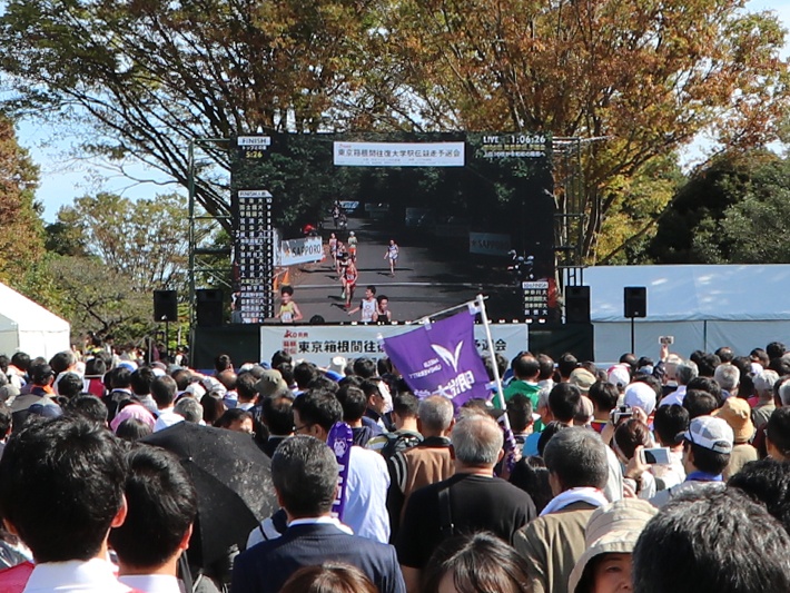 フィニッシュラインに飛び込んでくる選手たち