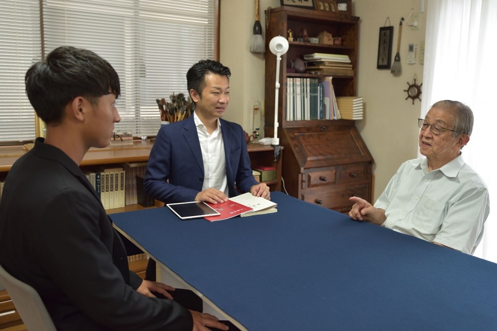 右から田中名誉教授、藤森講師、北村さん