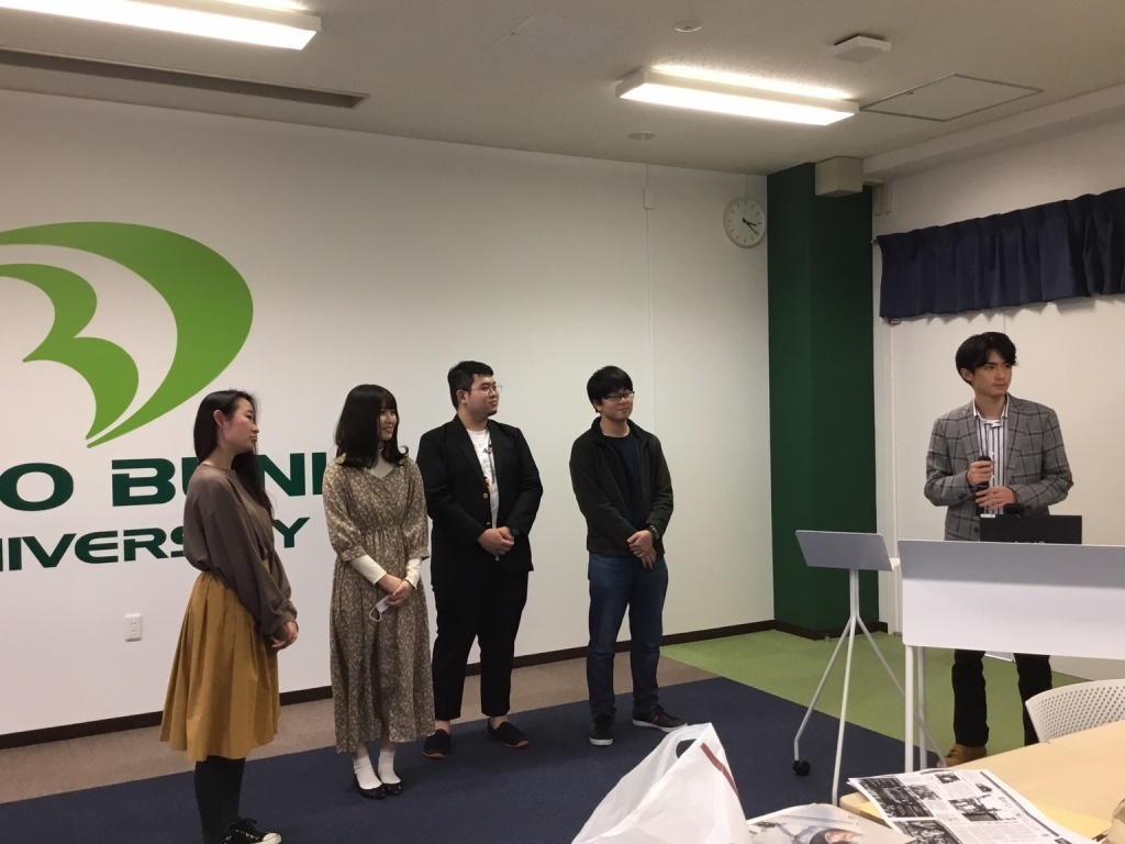 報告に臨む学生(1名はZoomで参加)