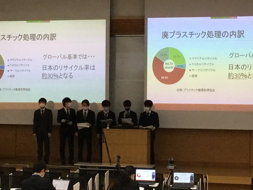 報告を行う学生