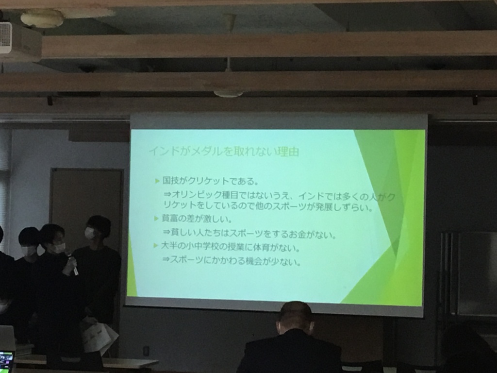 会場発表の様子「 オリンピックのメダル数とGDPの関係」発表より