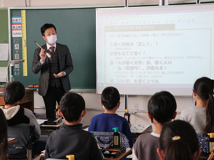 子どもたちに書き初めのことを深く知ってもらうために、歴史から説明していきます