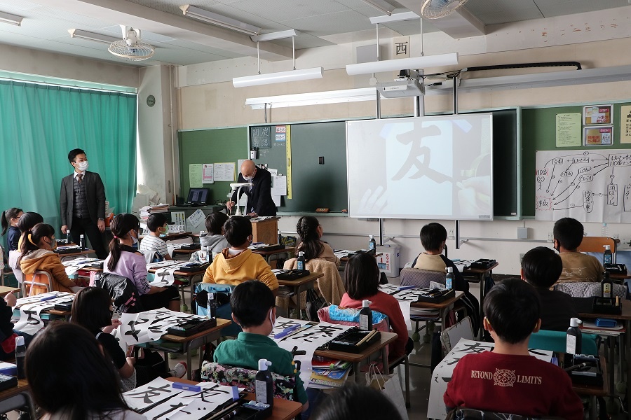 教科書のような文字に、子どもたちも思わず拍手