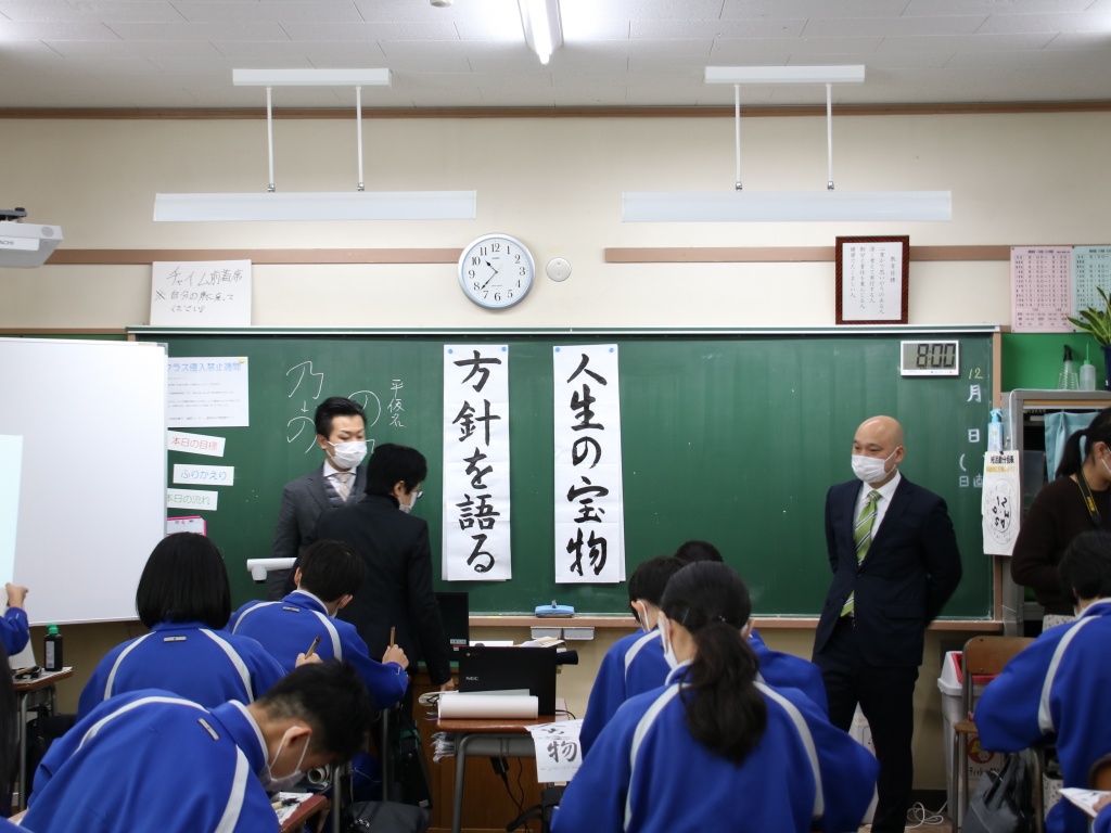 出来上がった書作を見本に