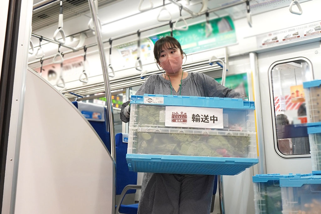 電車が池袋駅に到着！野菜が入ったコンテナを運び出します