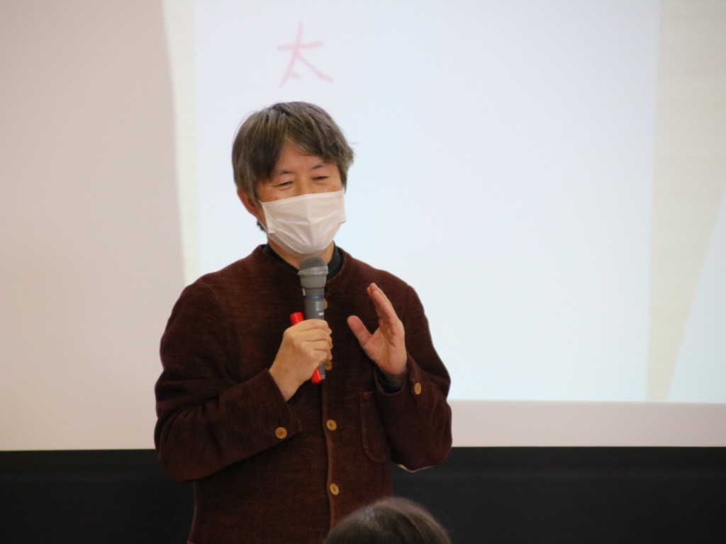 講演する高木教授