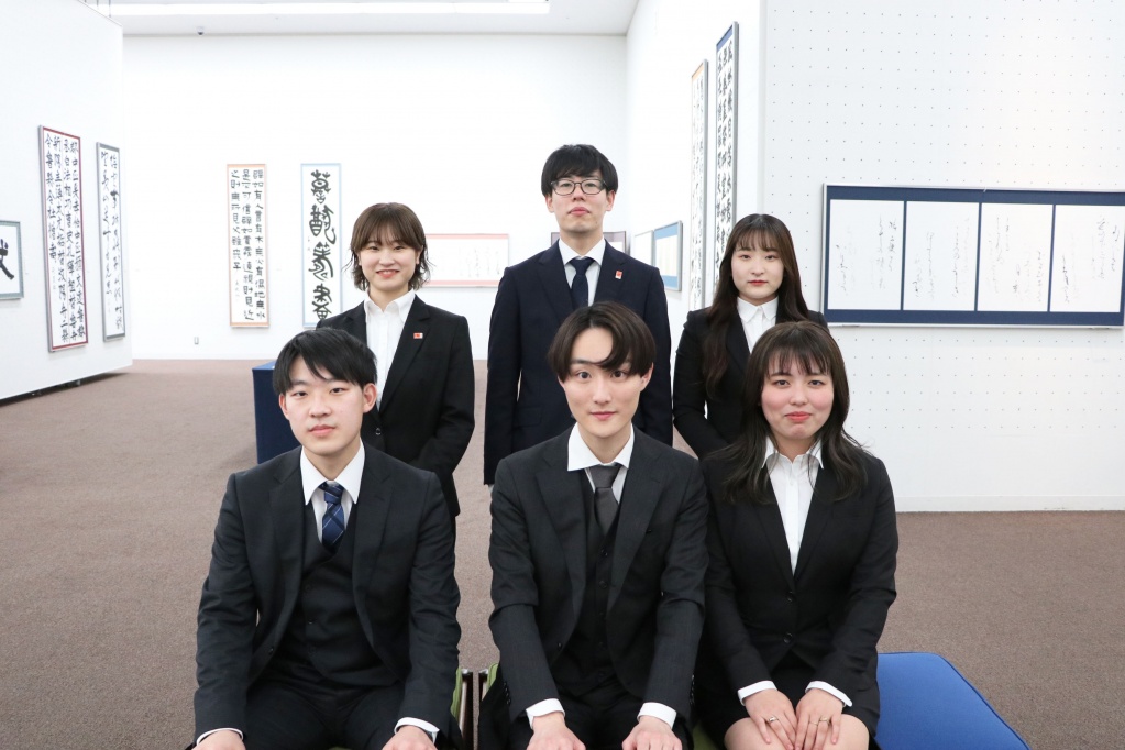 (前列左から)新井唯真さん、興梠晴洋さん、川村七海さん(後列左から)土肥佐和子さん、又場唯斗さん、小林桜子さん
