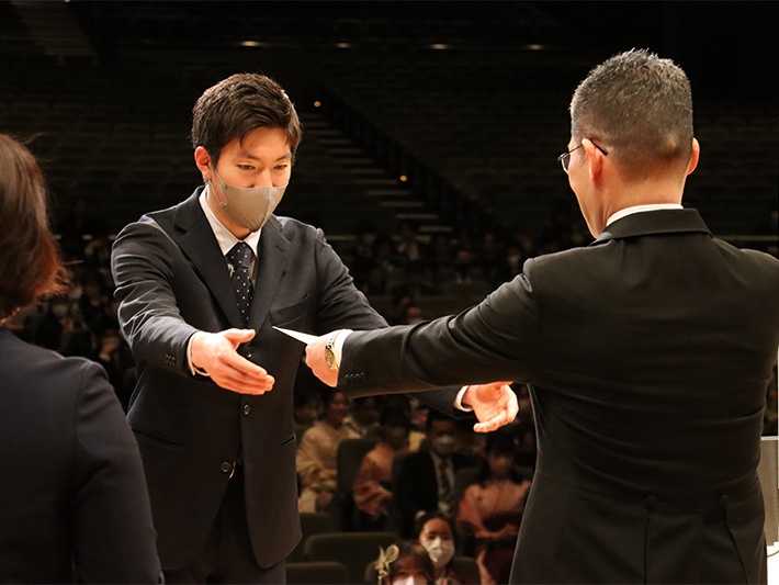 学長賞：前田 秀隆さん（スポーツ・健康科学部 スポーツ科学科）
昨年フランスで開催された「Solidarity's Center Open 国際テコンドー大会」及び「オーストリア国際オープンテコンドー選手権大会」において、銀メダルを獲得
