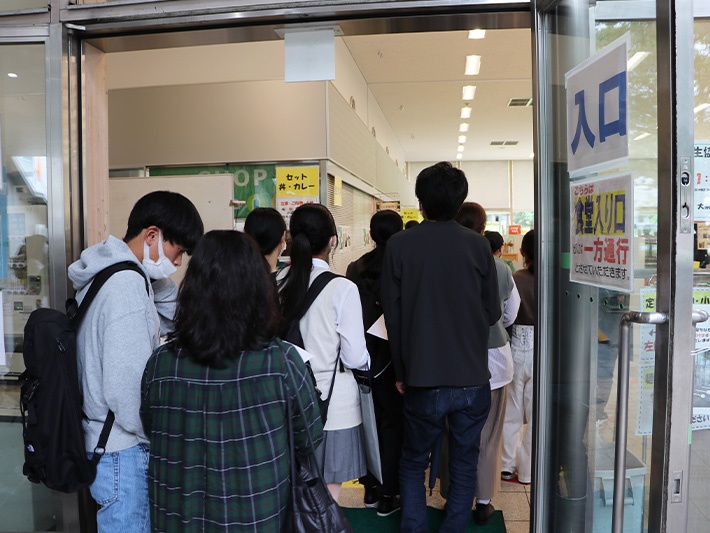 お昼になり、生協食堂には行列が！