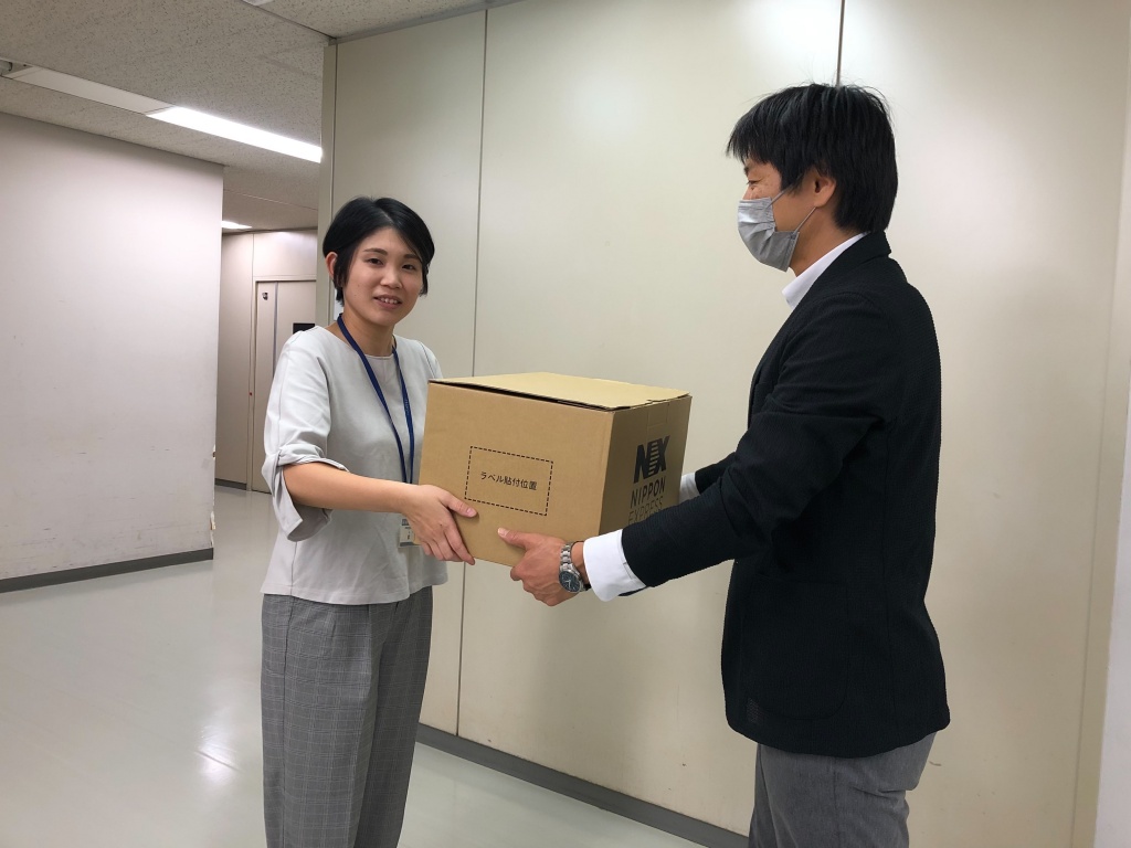 板橋区役所資源環境部資源循環推進課の武藤さん(左)と本学総合企画課の林さん(右)