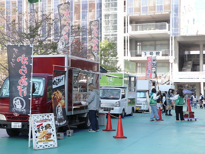 開催直前の様子。お昼にはどの店舗も行列に。