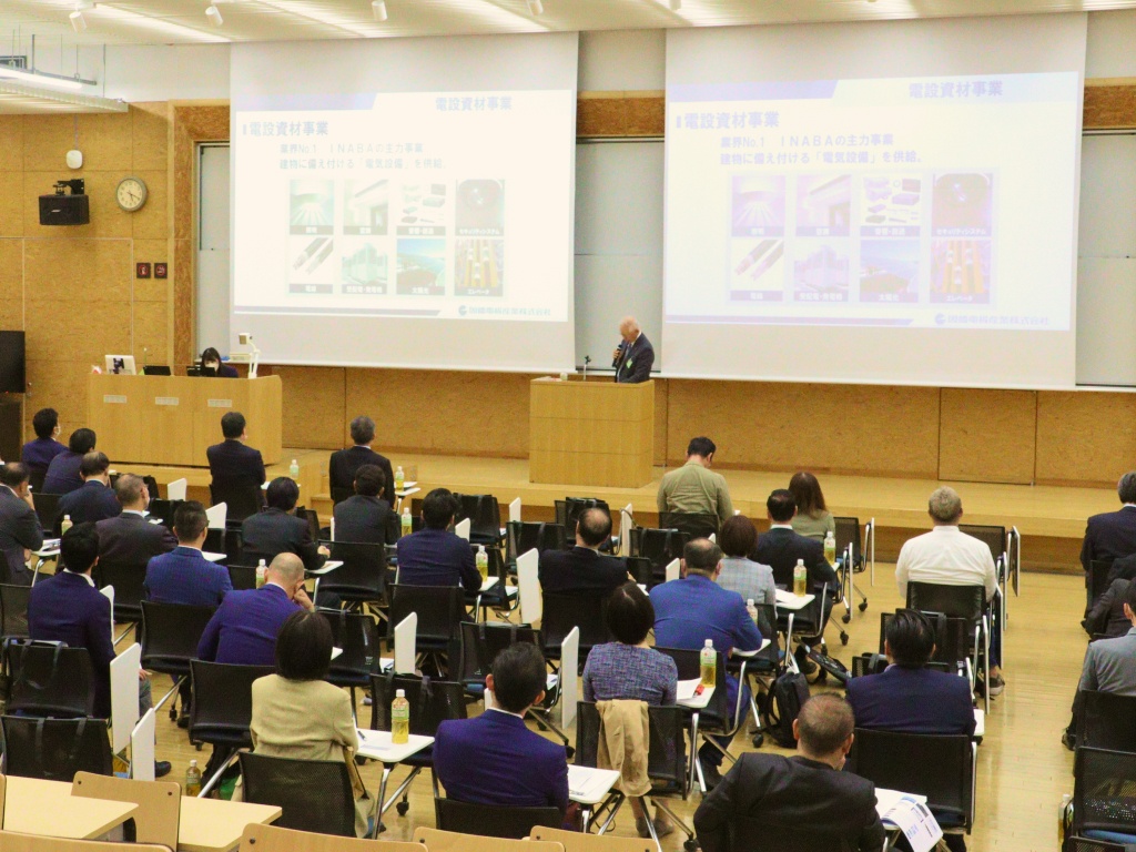 板橋校舎多目的ホールにて行われた講演会の様子*タイトル「卒業して約50年～因幡電機とともに～」