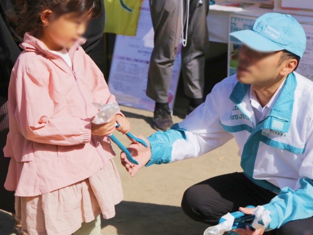 小さなお子さんもごみ拾いに参加