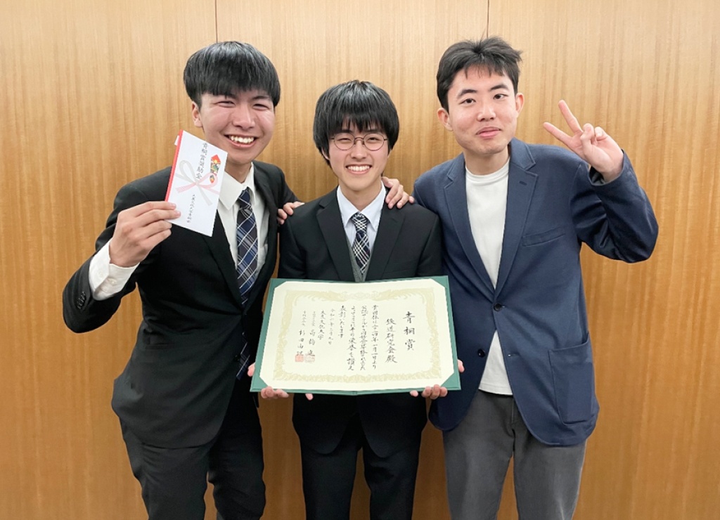 左から、国際関係学部国際関係学科3年 松田桂太朗さん・外国語学部日本語学科2年 福井健太さん・文学部歴史文化学科2022年卒業生 千田航平さん