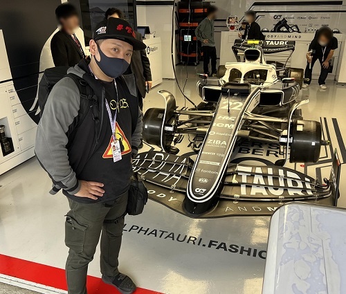 2022年鈴鹿日本GP、アルファタウリのガレージで角田裕毅選手のマシンとともに