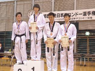 男子58kg級(左から青木壮史朗、鈴木セルヒオ)