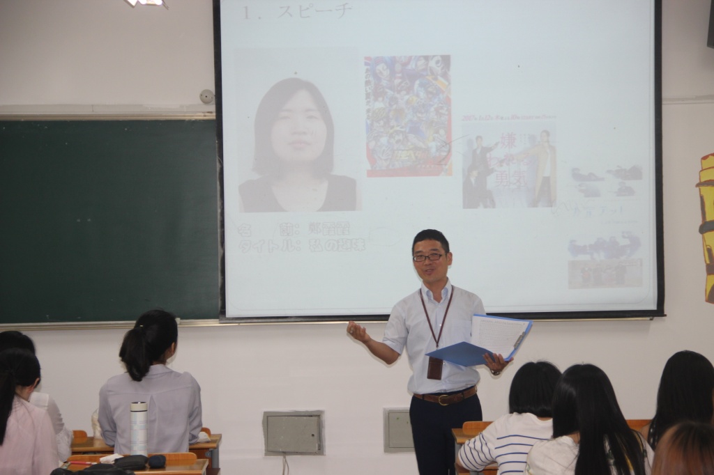 教壇に立つ徐輝さん
