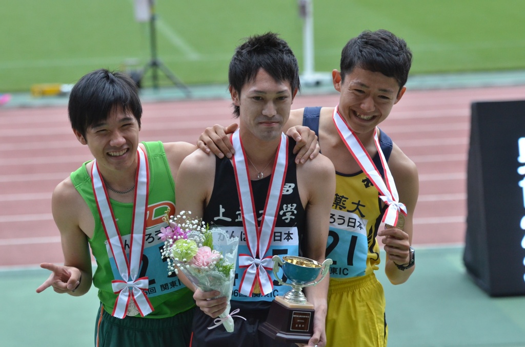 渡辺拓巳選手（ｽﾎﾟｰﾂ科4年）男子2部1500m第2位　※写真左