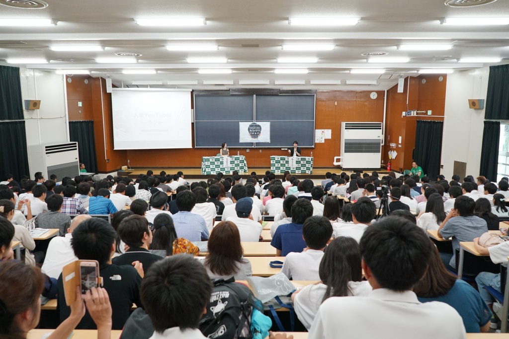 8月18日オープンキャンパスMasuo氏と佐々木あさひさんのトークショーの様子