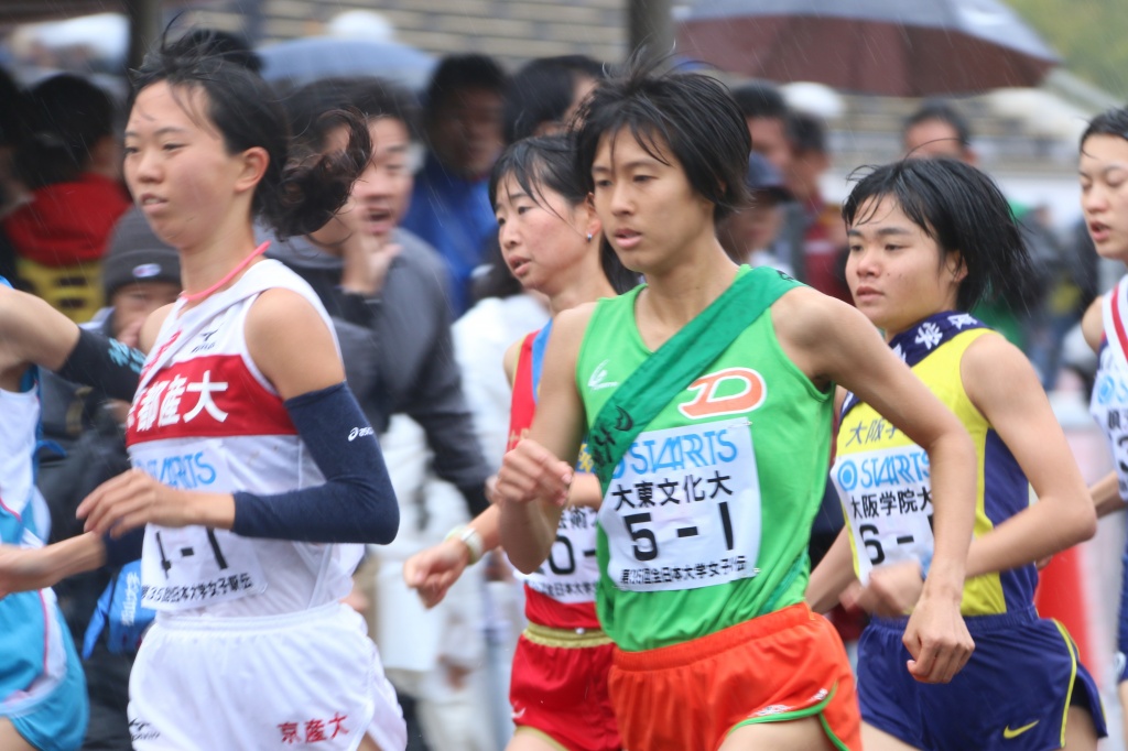 スタジアムから出る1区・秋山選手