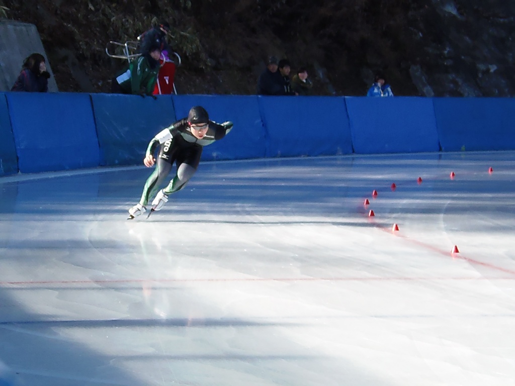 氷上を力強く走る松澤選手