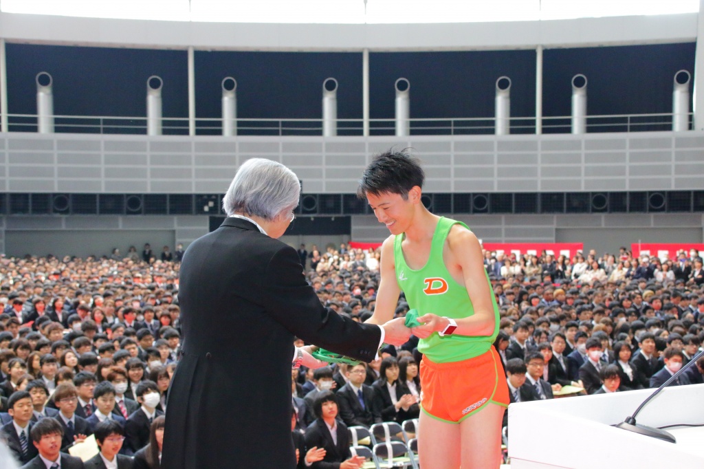 学長へ思いをつなぐ川澄克弥さん（スポーツ科３年）